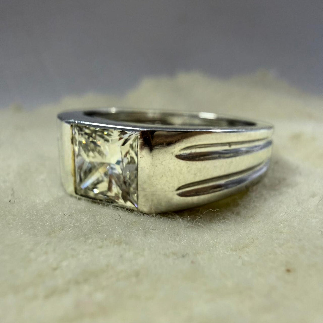 Unique Bold & Elegant Men’s Diamond Ring