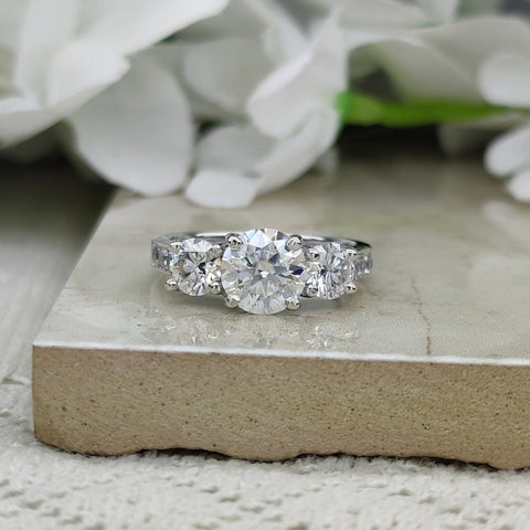 Beauty Round Cut Diamond Handmade Ring