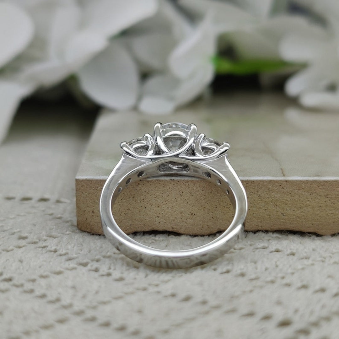 Beauty Round Cut Diamond Handmade Ring