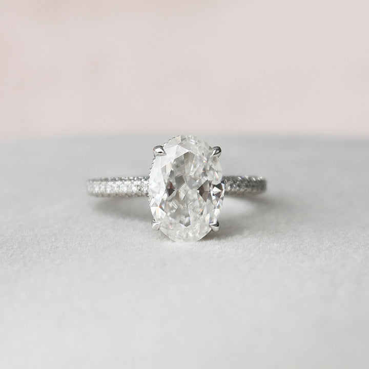 Flawless Flat Oval Moissanite Diamond Engagement Ring For a Perfect Match