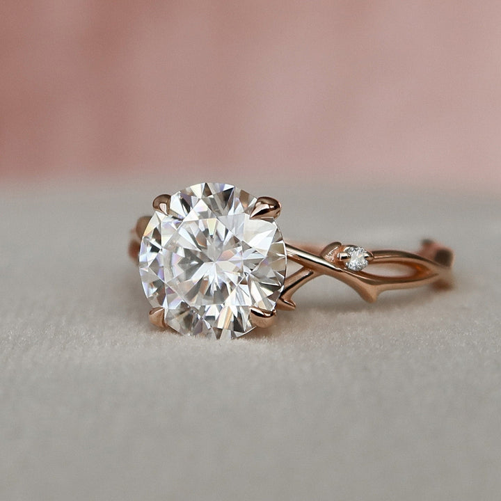 Gleaming Beauty Round Brilliant Cut Diamond Ring for the Woman