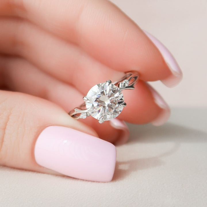 Gleaming Beauty Round Brilliant Cut Diamond Ring for the Woman