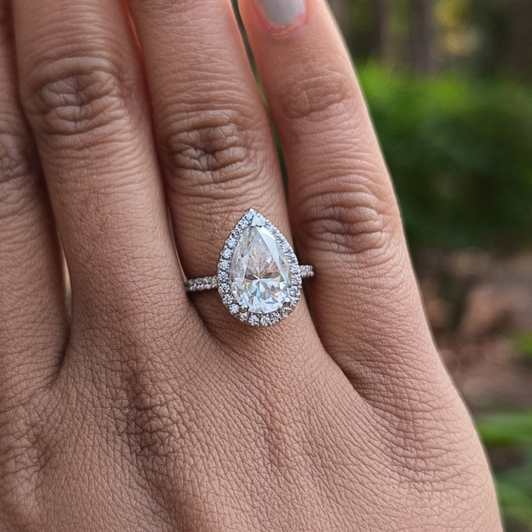 Seemly Pear Cut Diamond Engagement Ring