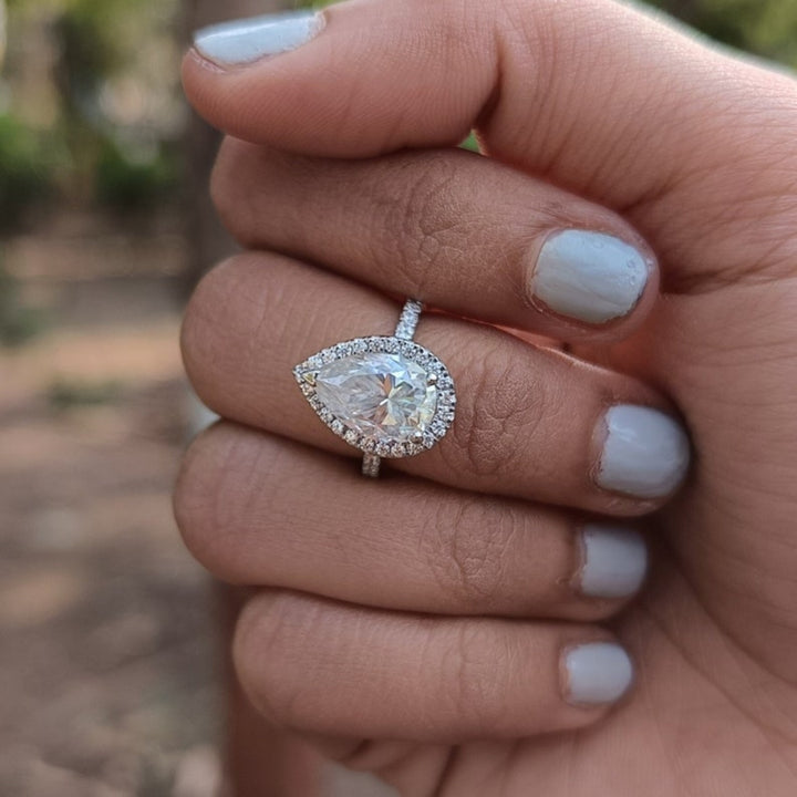 Seemly Pear Cut Diamond Engagement Ring