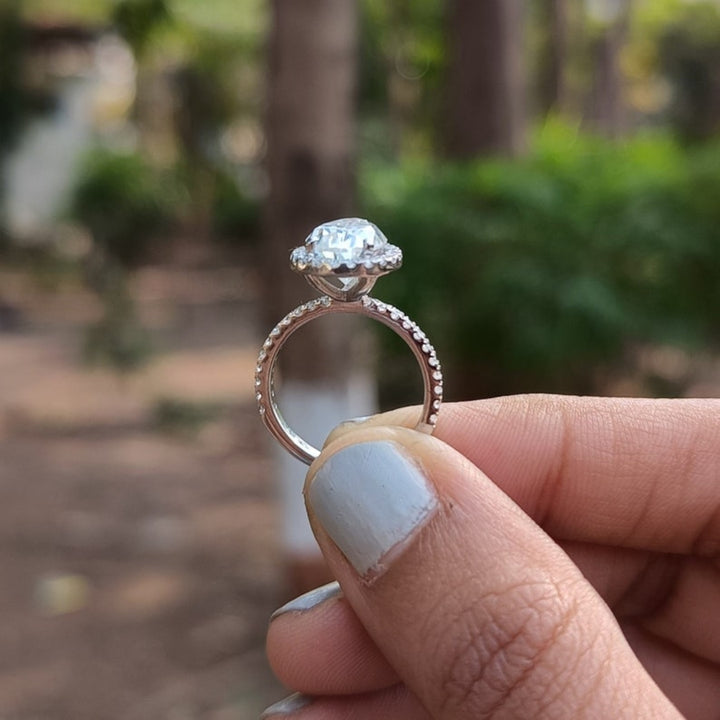 Seemly Pear Cut Diamond Engagement Ring