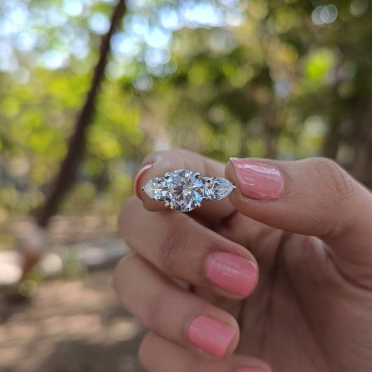 Pellucid Round Cut Diamond Wedding Ring