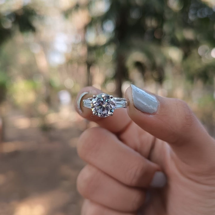 Presentable Round Cut Diamond Handmade Ring